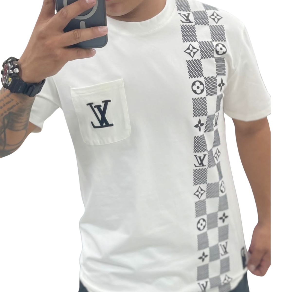 Comprar Camiseta Louis Vuitton Playera Hombre. En Onlineshoppingcenterg, te ofrecemos la mejor selección de camisetas Louis Vuitton para hombre, ideales para aquellos que buscan un estilo único y elegante. Si quieres comprar camiseta Louis Vuitton playera hombre, aquí encontrarás todo lo necesario para tomar una decisión informada y adquirir una pieza de lujo que destaque en cualquier ocasión.  ¿Por Qué Elegir una Camiseta Louis Vuitton para Hombre? Las camisetas Louis Vuitton combinan calidad, exclusividad y estilo. Cada prenda de la marca es conocida por su diseño innovador y atención al detalle, ofreciendo una experiencia de moda incomparable.  Ventajas de Comprar una Camiseta Louis Vuitton Material de Alta Calidad: Las camisetas están hechas de materiales duraderos y suaves al tacto. Estilo Exclusivo: Louis Vuitton diseña camisetas y camisas que son difíciles de igualar en estilo. Versatilidad: Ideales para combinar con cualquier atuendo, ya sea formal o casual. En nuestra tienda, Onlineshoppingcenterg, puedes encontrar desde una camiseta Louis Vuitton negra hasta una camisa de cuadros Louis Vuitton. Disponemos de una amplia variedad de estilos, colores y tallas para adaptarnos a tus necesidades.  Tipos de Camisetas Louis Vuitton Hombre Camisetas Básicas y Negras Si buscas una opción clásica y versátil, una camiseta Louis Vuitton básica o camiseta Louis Vuitton negra es perfecta para ti. Estas camisetas son elegantes y fáciles de combinar, siendo ideales para ocasiones informales y semiformales.